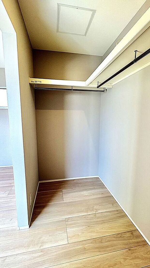 【収納】6号棟/主寝室 ウォークインクローゼット ご夫婦の衣類はもちろん、季節外のものや、ご家族の思い出の品までたっぷり収納。脱いだ衣類を畳む前に置いておいても部屋が散らからない、などの使い勝手も。