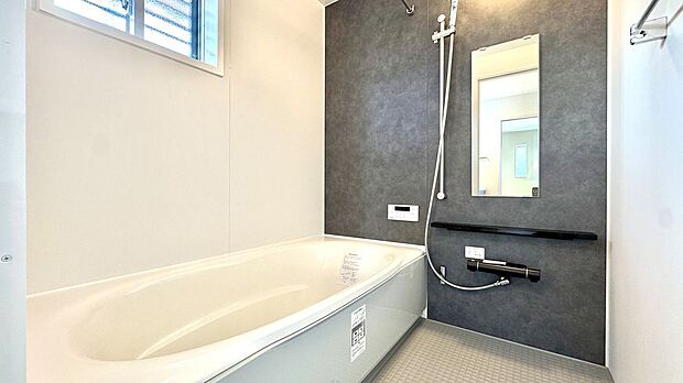 【バス】浴室　広々とした湯船では、朝日を浴びながらの入浴も気持ちよさそうですね。