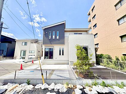 前面道路含む外観