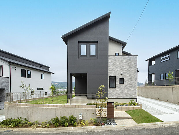 【正面外観】広くゆとりのあるフラットな敷地（237.72m2/71.91坪）