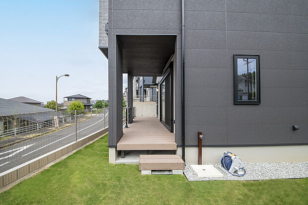 【ウッドデッキ】1階リビングからフラットにつながるウッドデッキは、お子さまの遊び場にぴったり。休日は外の風を感じながら、ゆったり読書も楽しめます。