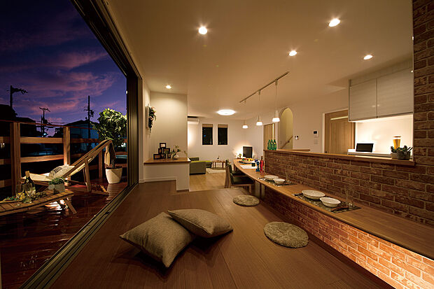 当社施工例
現地モデルハウスはこの当社施工例のように畳コーナーにカウンターを設けています。