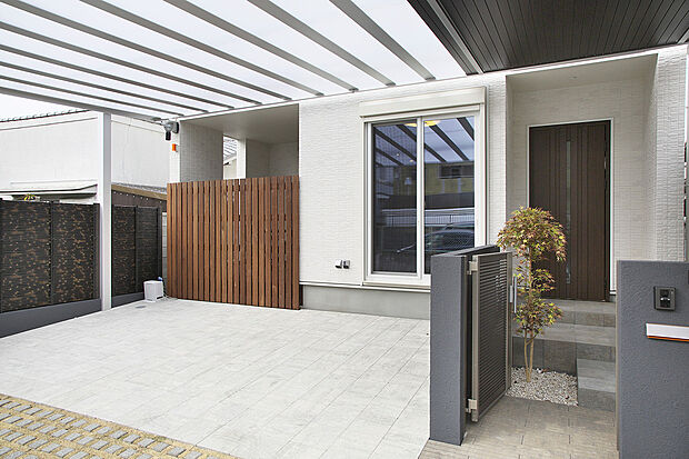 【屋根付きカーポート】当社施工例
屋根付きカーポートの取り付けも対応可能です。お気軽にご相談下さい。