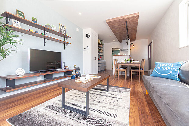 【リビングのインテリアデザイン】当社施工例
自由設計では、豊富な施工実績をもとにお客様のデザインイメージの方向性を見つけながら、壁紙や照明、床材、建具まで一緒に選び、理想の空間を形にしていきます。