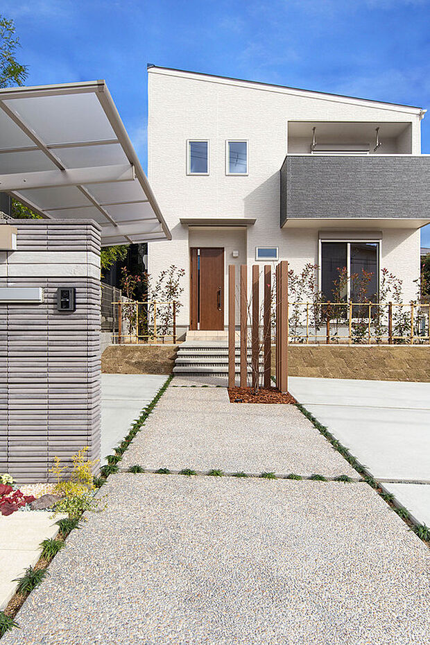 【アクセント柄を効果的に使用した外観デザイン】当社施工例
豊富なデザインとカラーバリエーションの外壁材の中からアクセント柄とのバランスなどにも配慮しながら外壁材を選定しお客様が思い描いている外観デザインを具現化させて頂きます。