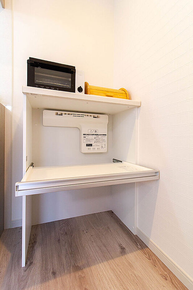 【【キッチン】】キッチン脇には蒸気排出ユニット付のカップボードも完備。