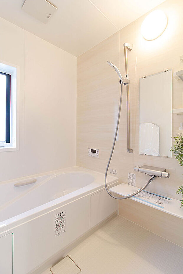 【【浴室】】浴槽は汚れがつきにくくお手入れもラクラク。サーモバス(保温浴槽)構造のおかげで、時間が経っても湯温の変化が緩やかで追い炊きの回数も減らせて経済的です。