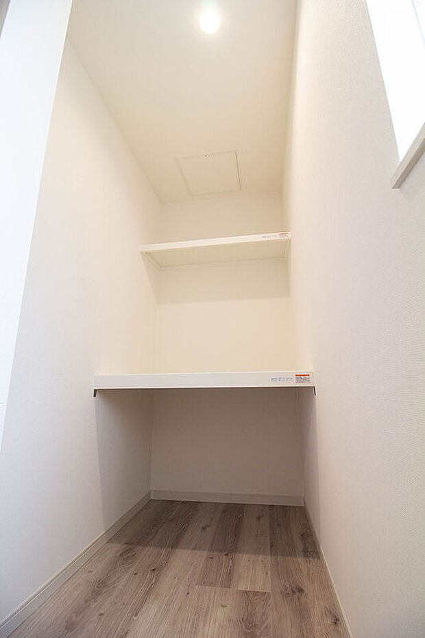 【【収納】】3階ホールに設けられたウォークインタイプのホールクローゼット。