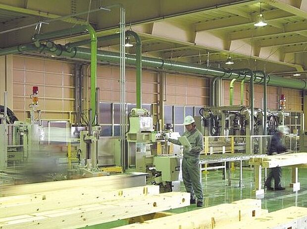 【【自社工場によるプレカットシステム】】強度のある高品質な木材を素材に選び、構造材、造作材などすべてを自社で購入しプレカット(加工)。全自動プレカット機等、最新鋭の機械設備を取り入れて、コンピュータ制御によって高精度な部材を生産しています。