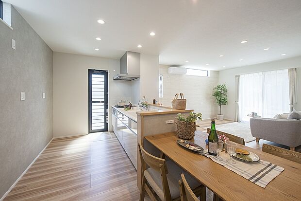 【ダイニングキッチン】お料理をしながらお家全体を見渡せるオープンキッチン。ダイニングにはコンセントがあるので、お鍋やたこ焼き等もできます◎