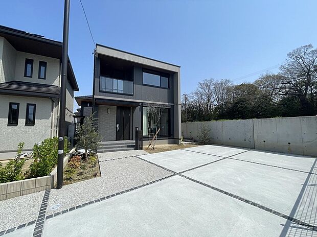 駐車スペースが広く、車やバイク好きには魅力のある敷地です♪ 家族や仲間達と集まってBBQや外遊びなども楽しめそう!