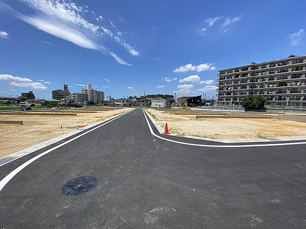 前面道路ひろびろでパーキングも楽ちん♪
