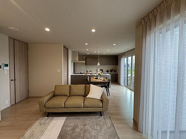 やわらかな光が差し込む、ゆとりあるリビング空間。家族が心地よくくつろげる開放的な住まいです。