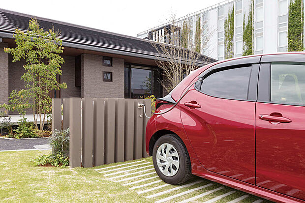 【非常時給電システム【クルマde給電】】万一の時にクルマとつながる。停電が長時間になった場合に、照明はもちろん、スマホ充電や冷蔵庫など。必要最低限の電力を使えるので、安心の「住宅避難」をサポート。