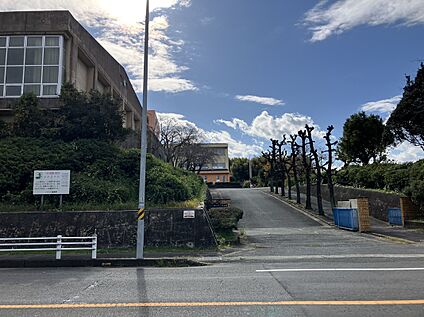 市立旭東小学校 1400m～1700m(歩約18分～20分)