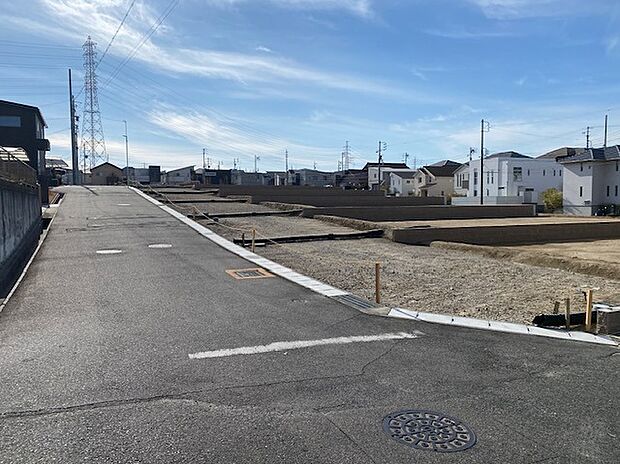 【現地外観写真】公道 北側 約6.31m、公道 西側 約6.00m、公道 東側 約6.00mですので
駐車や車の出し入れもスムーズに行えます♪