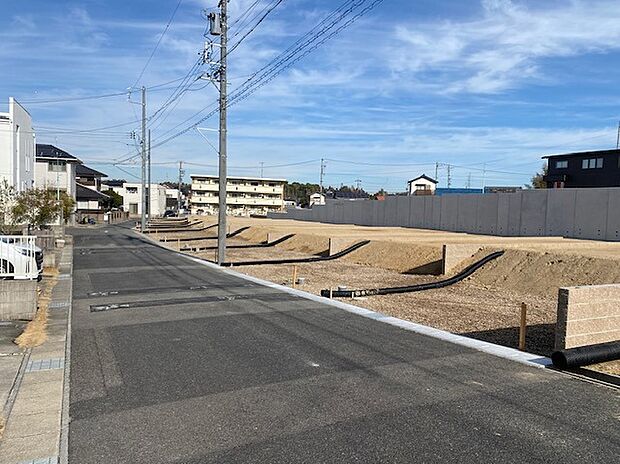 【現地外観写真】コンビニ徒歩約5分、スーパー徒歩5分~6分なので急な買い物でも便利です!