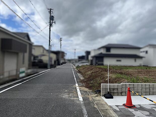 【前面道路含む現地写真】前面道路の幅員や周辺の建物との距離感が分かります。車の出入りや駐車もしやすそうな環境が整っています。