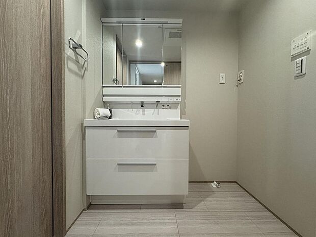 【白を基調とした清潔感あふれる三面鏡付き独立洗面】白で統一された清潔感のあるデザイン。視認性の高い三面鏡を備え、毎日の身支度をスムーズにサポートします。明るい洗面空間はインテリアとも馴染みやすく、日々の暮らしに洗練された心地よさをもたらします。