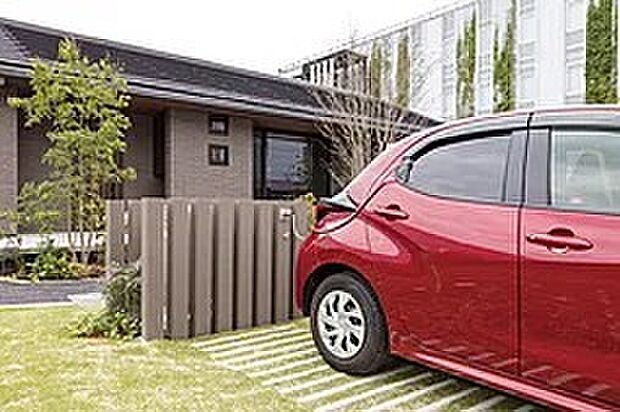 【非常時給電システム【クルマde給電】】万一の時にクルマとつながる。停電が長時間になった場合に、照明はもちろん、スマホ充電や冷蔵庫など。必要最低限の電力を使えるので、安心の「住宅避難」をサポート。