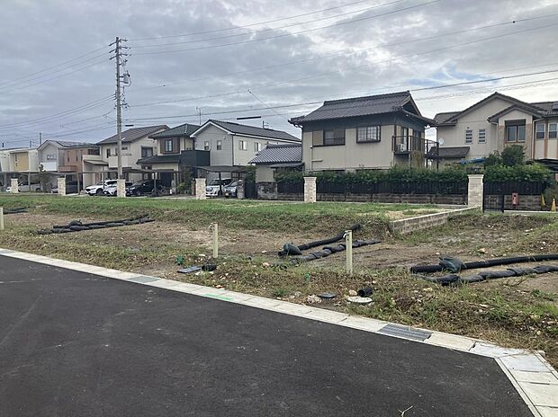 【現地外観写真】穏やかな環境が広がる閑静な住宅街。
自然と静寂が調和する環境で、
家族一人ひとりの未来を育む理想の街で豊かな暮らしが叶えられます。
