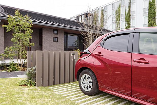 【非常時給電システム「クルマde給電」】停電が長時間におよんだ場合でも、部屋の照明はもちろん、冷蔵庫や調理機器、電気ヒーターなど、生活に必要最低限の電力を使用でき、安心の「在宅避難」をサポートします。