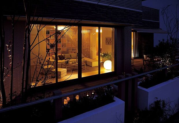 【【高遮熱断熱複層ガラス】】「入られない」ための窓の防犯!2枚ガラスと特殊フィルムで割れにくくなっています。また、夏は暑さを遮り、冬は熱を逃さない。一年を通じて快適な室内環境を保ちます。