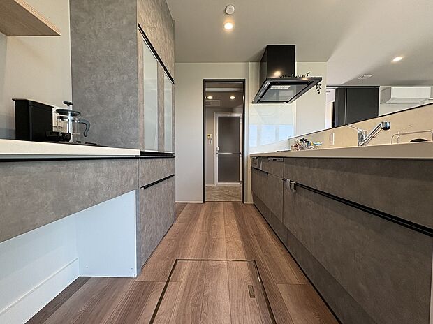 【K】グレーのキッチンは飽きのこないシックでモダンなカラー