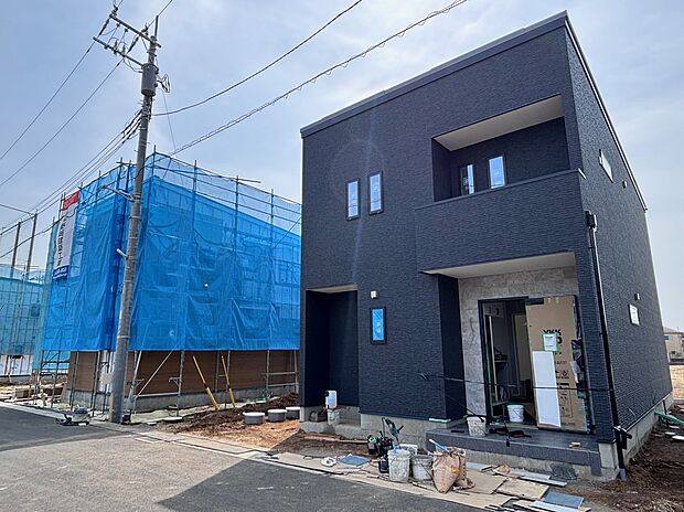 分譲地写真　次々と工事が始まりました。　自由設計の場合、外壁は２色まで標準でお選びいただけます。プランの打ち合わせの合間に、約150種類の中からベストな色合いを一緒に見つけましょう。