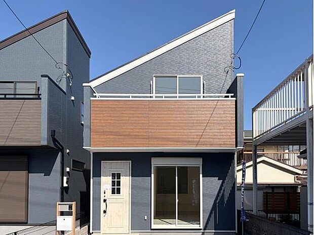 【現地外観 3号棟】
緑豊かで静穏な環境に立地した新築分譲住宅が登場!生活施設や教育施設が徒歩圏に整っており暮らしに便利な環境です♪