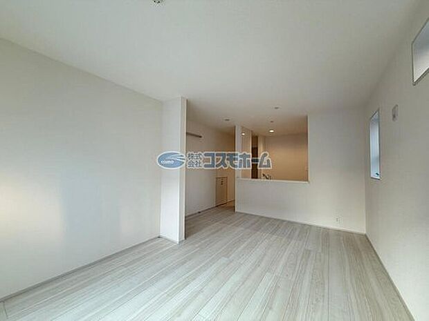 【リビング】
リビングは余裕のある広さがあるので、お子様のリビング学習にも最適です。