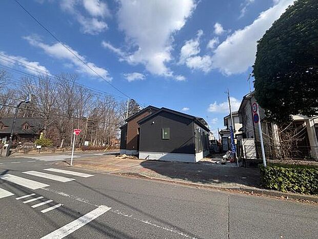 【前面道路】
北側道路の幅員は約10m。物件のこと、小さな疑問等ございましたらお気軽にお問い合わせください♪