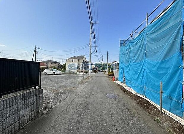 【前面道路】
見通しの良い前面道路で、お車の運転がしやすい立地です♪