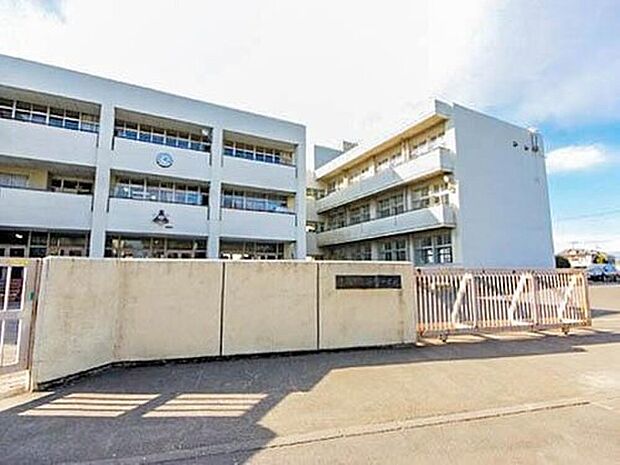 青梅市立新町中学校(約708m)