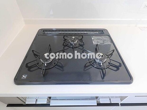 【3口ガスコンロ】3口ガスコンロで加熱を3個同時にでき家事の時短にもつながります!安全装置もついており火の消し忘れなども安心です。