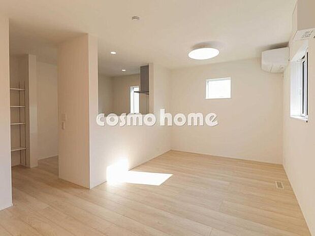 【リビング】柔らかな光が注ぎこむ明るく居心地の良い空間♪家族と過ごす時間を大切にしたい方にぴったりの明るくゆとりある住空間です♪