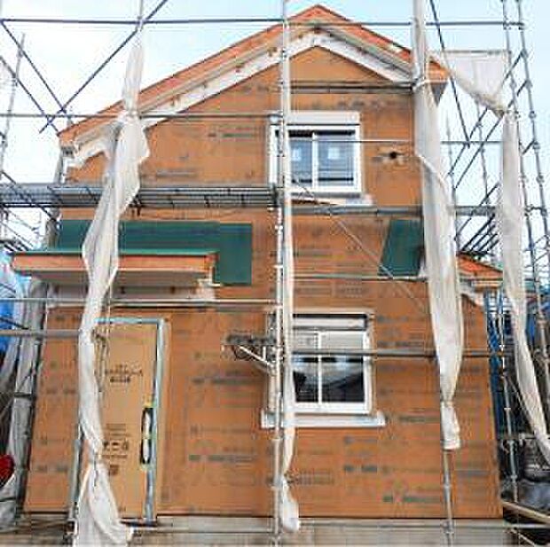 【ダイライト下地仕様】防腐・防蟻性にすぐれ、寸法安定性・透湿性にもすぐれています。また軽量ながら構造用合板（特類）と同じレベルの強度を誇るとともに、防火性も高いと言われています。