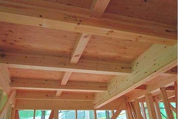 【剛床工法】剛床工法は構造用面材を土台と梁に直接留めつける工法で、床をひとつの面として家全体を一体化することで、横からの力にも非常に強い構造となります。家屋のねじれを防止し耐震性に優れた効果を発揮します