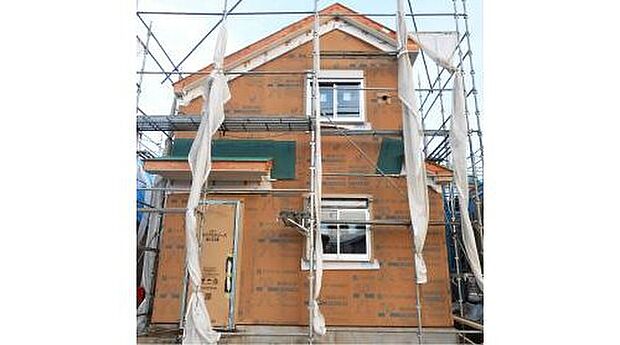 【ダイライト下地仕様】防腐・防蟻性にすぐれ、寸法安定性・透湿性にもすぐれています。また軽量ながら構造用合板(特類)と同じレベルの強度を誇るとともに、防火性も高いと言われています。