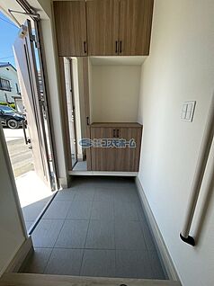 【玄関 内装】