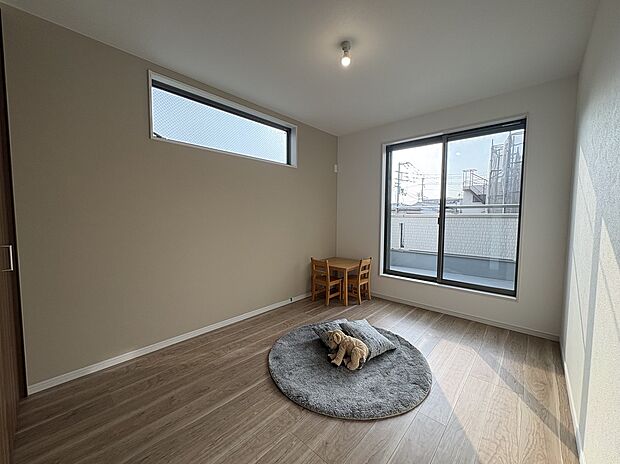 【洋室】2部屋からバルコニーへと出入り出来ます。