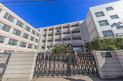 市立陽明小学校 現地から640m。(徒歩8分。)