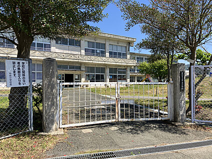 蒲郡市立中央小学校 現地から480m～510m。(徒歩6分～7分。)