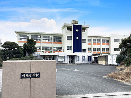 竹島小学校 現地から1190m～1210m。(徒歩15分～16分。)