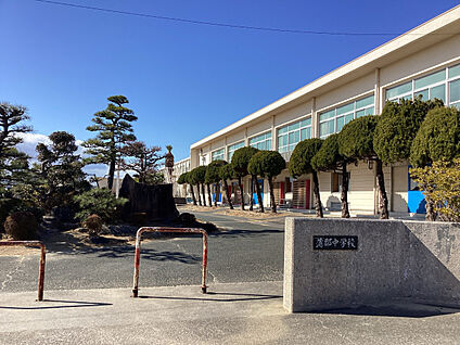 蒲郡中学校 現地から480m～490m。(徒歩6分～7分。)
