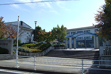 市立真美ケ丘西小学校 現地から1430m～1550m。(徒歩18分～20分。)