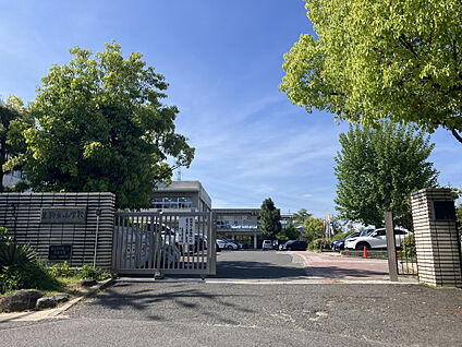 生駒市立生駒台小学校 現地から760m～880m。(徒歩10分～11分。)