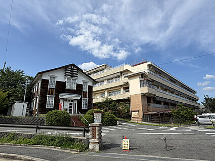 医療法人平和会吉田病院 現地から2420m～2440m。(車で7分。(最長))