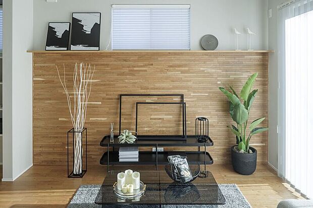 【壁材「the wall」】
天然の銘木に凹凸加工を施し、その立体感と陰影が木目の美しさを引き立てる無垢の壁材。天然木特有の風合いや表情が魅力です。※モデルハウス2号棟(2025年11月撮影/分譲済)