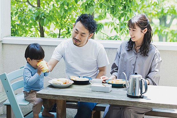 【ファミリーバルコニーのある住まい】
2階のホールから出入りができるスムーズな動線のファミリーバルコニー。テーブルやイスを置いてゆったり憩えるので、我が家でカフェ気分やグランピングを堪能できます。